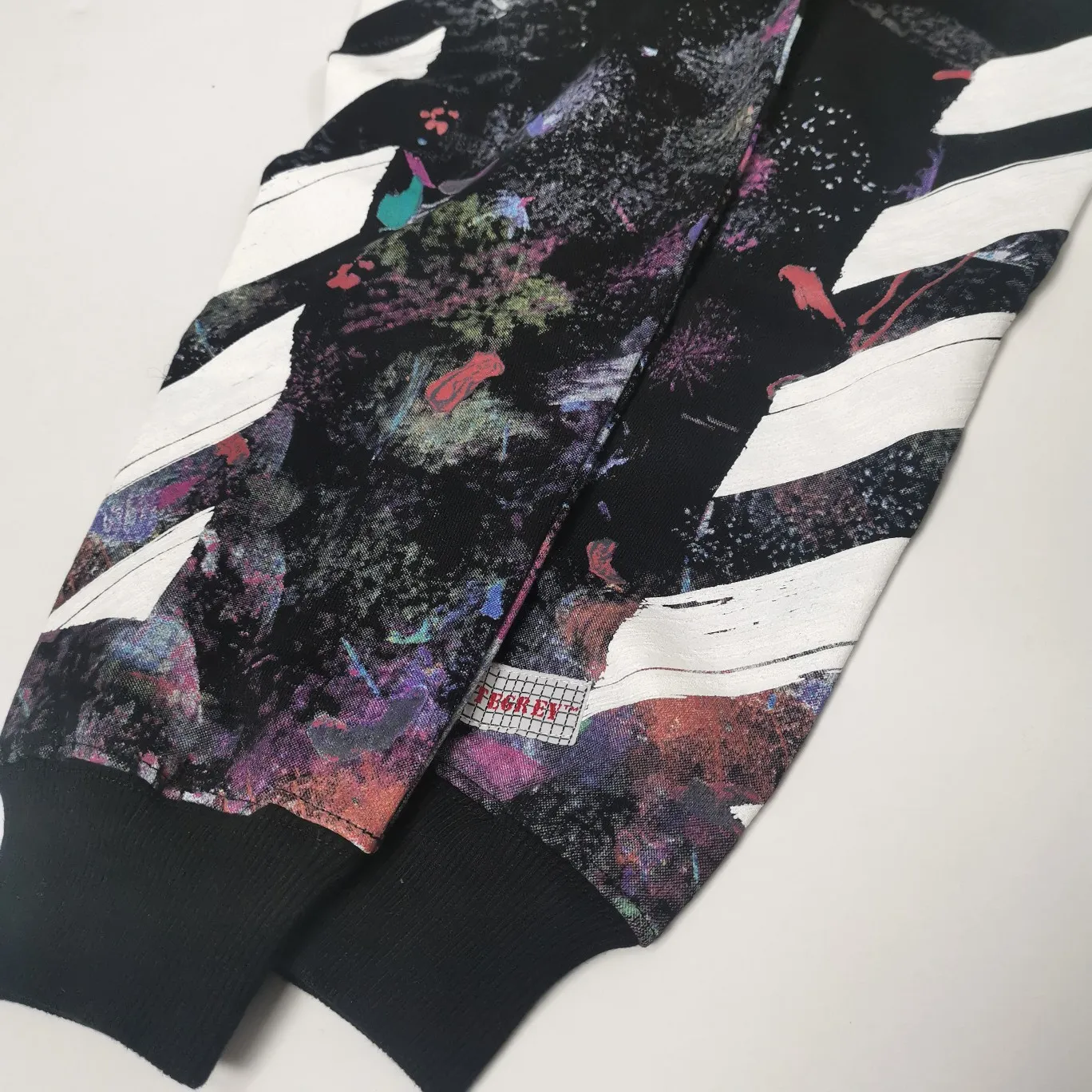 Additional details: Starry Sky Fireworks Round Neck—the top tested version OFFWHITE Starry Sky Fireworks, the strongest fireworks on earth, round neck pullover sweatshirt, 18-layer film heavy industry three-dimensional inkjet printing.  The fireworks color system is obtained through contrasting printing. There are eight panels in the whole body. Seven color sets and eight panels are printed in eight times. The first layer is gray, the second layer is white, the third layer is yellow, the fourth layer is green, the fifth layer is blue, the sixth layer is purple, the seventh layer is orange. The last layer is arrow paint printing. The seven colors are layered on each other, which will also create new colors. The arrows on the back and the front squares are first glued and then hung in four layers. The paint has an obvious concave and convex feeling. Quality speaks for itself in the details. The blue letters are electrostatic three-dimensional flocking. They are made separately and then printed through high-temperature thermal transfer. The difficulty is unprecedentedly high. I have made more than 80,000 pieces of fireworks series in total. More than half of the ones you see on the market are made by me!  Size chart